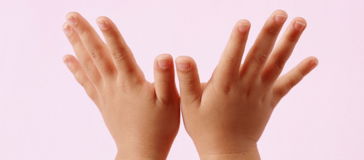 Птички пальчики. Ладонь ребенка. Пальчики для детей. Маленькие ладошки. Чистые детские руки.