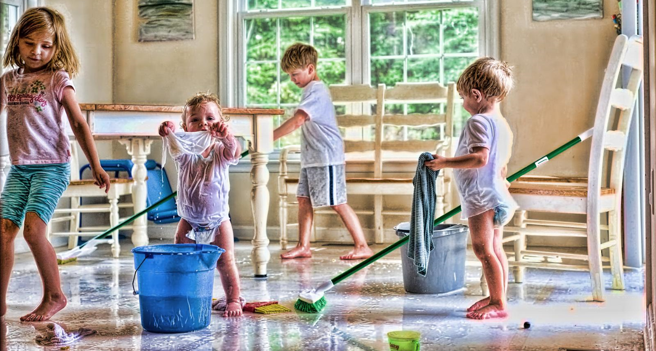 Провести уборку доме. Ребенок убирается. Дети убираются в доме. Ребенок наводит порядок. Дети наводят порядок в доме.