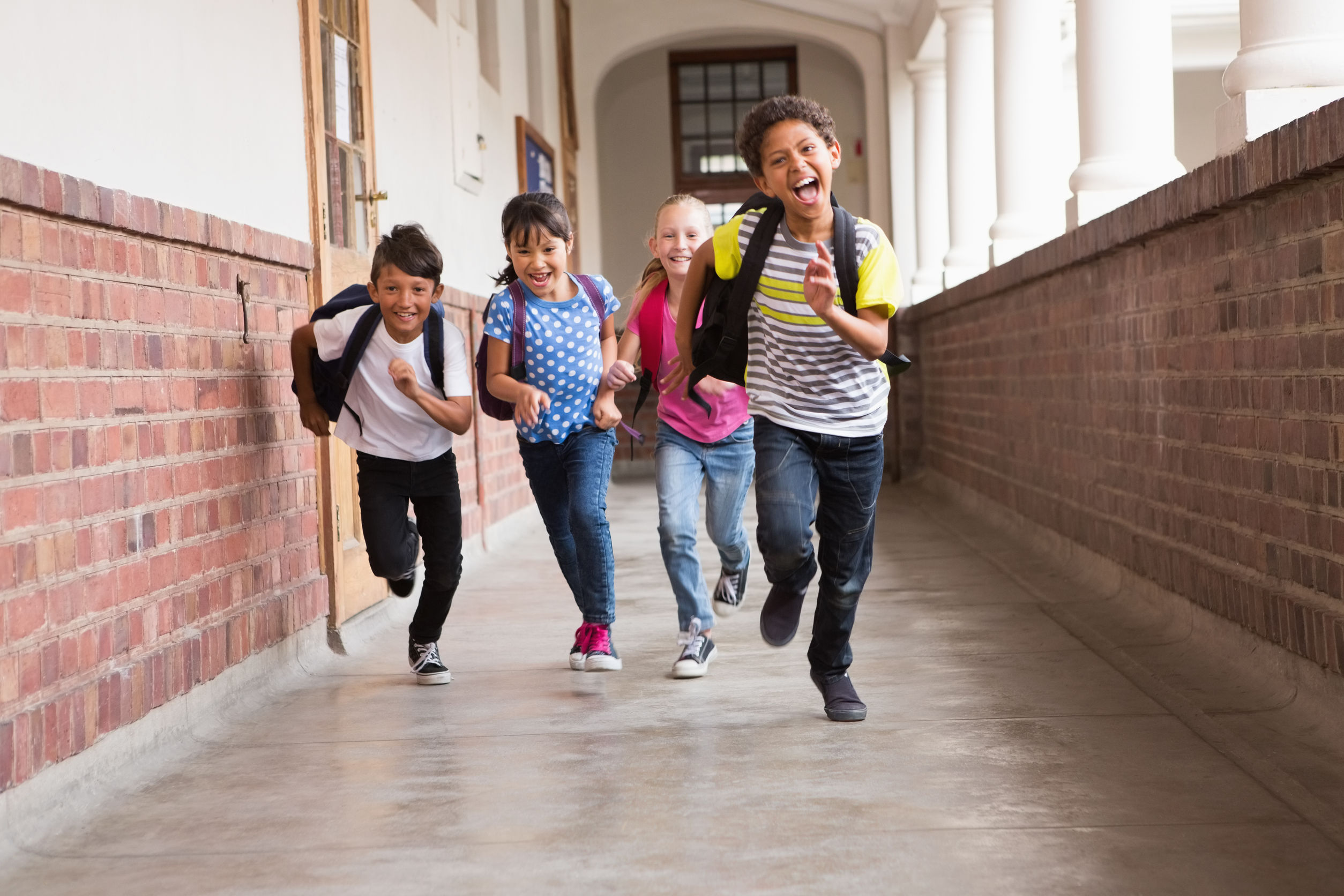 В школу после 8 лет. Дети бегут из школы. Школьник бежит. Дети бегут в школу. Ученики в коридоре.