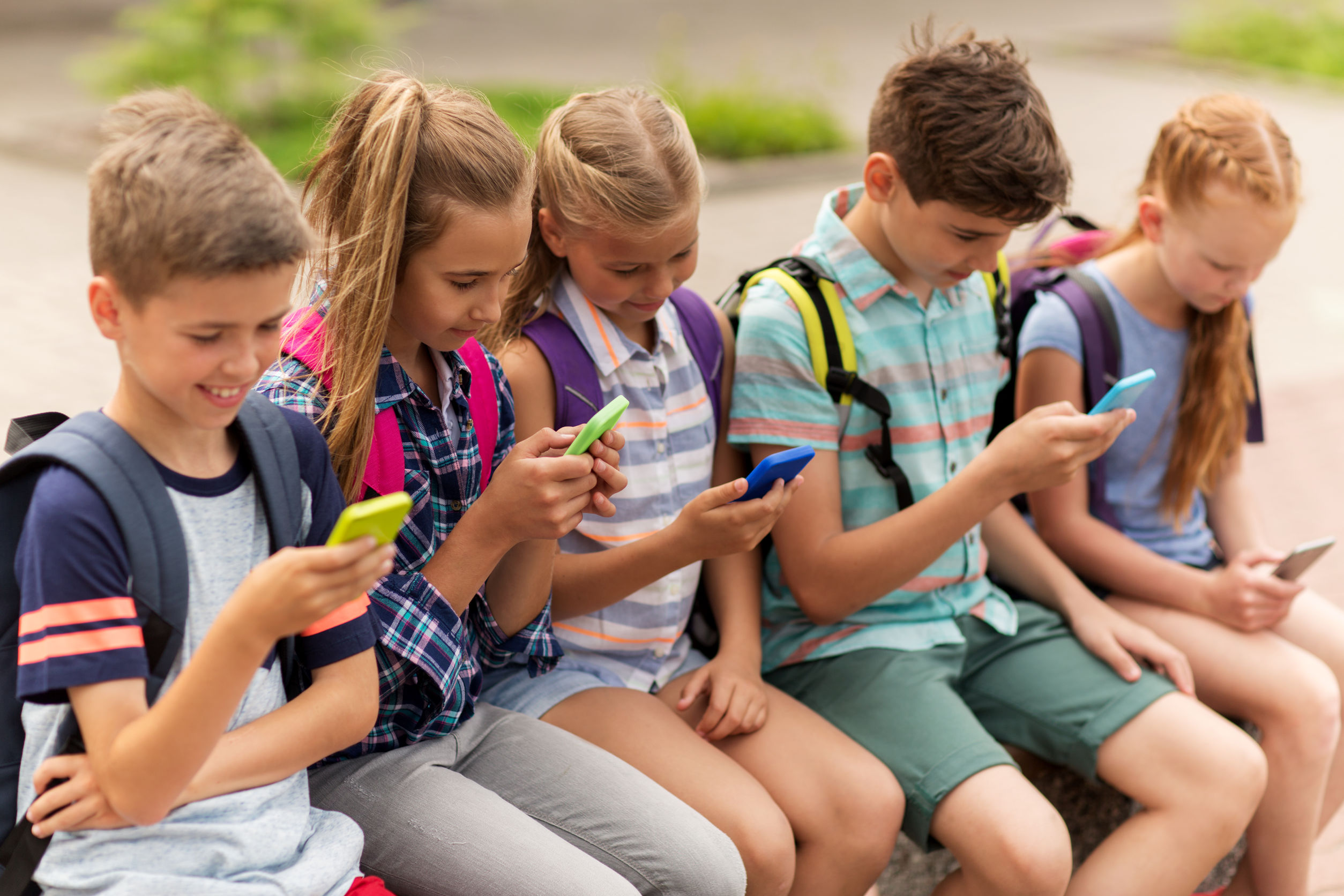 Тин подросток. Школьники сидят в смартфонах. Подросток со смартфоном. Дети с мобильниками в школе. Подросток с телефоном.