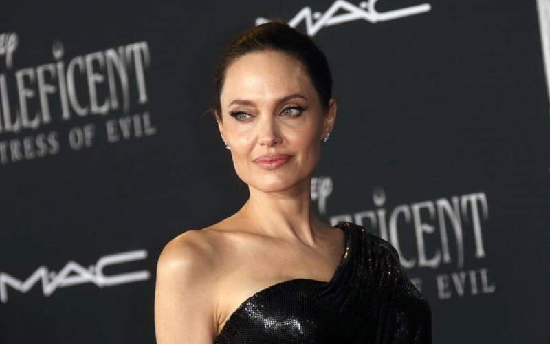 Анджелина Джоли пришла на премьеру второй части "Малефисенты" вместе с детьми