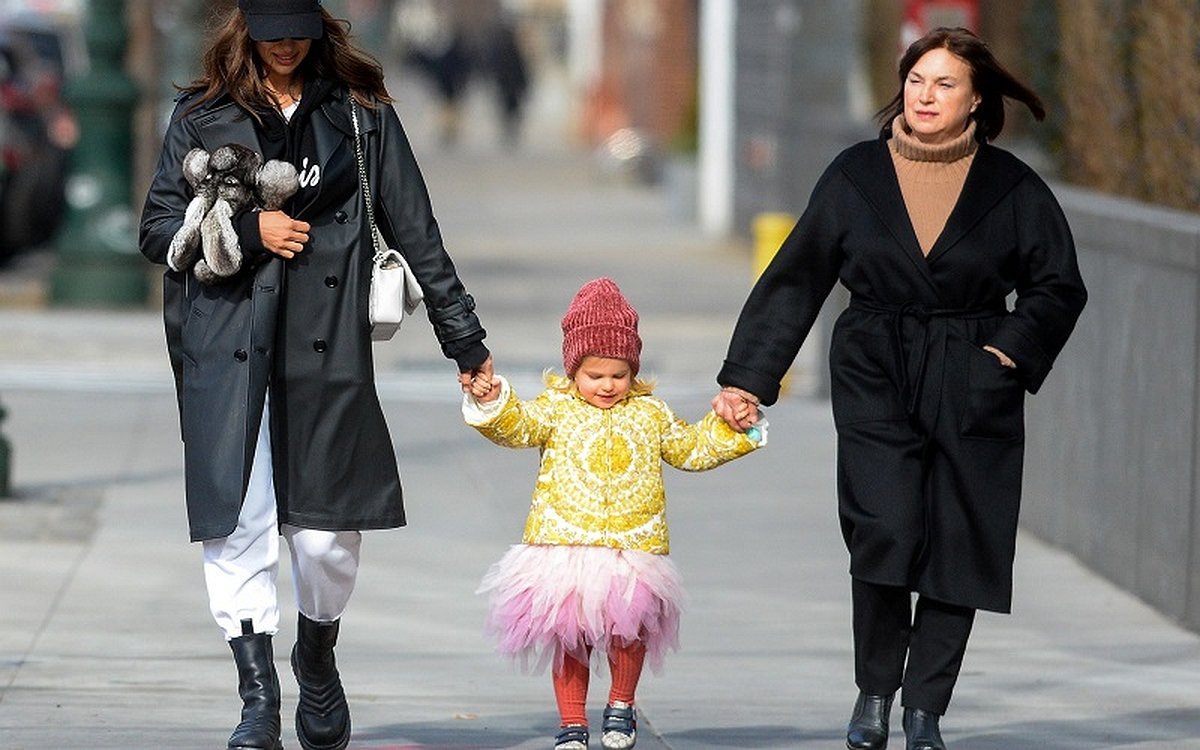 Дочка Ирины Шейк устроила "дефиле" по улицам Нью-Йорка вместе с мамой и бабушкой